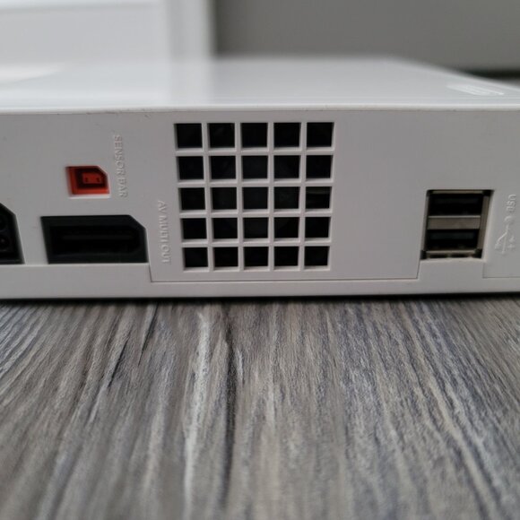 Wii game console with accessories and game - Picture 5 of 9